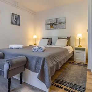  Apartment Mar